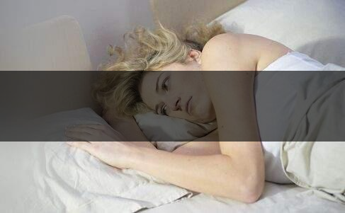 喝茶失眠怎樣才能快速入睡，這樣可以有效防止失-2