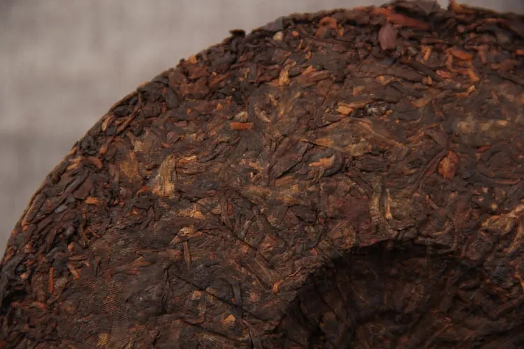 如何判斷普洱茶是否發(fā)霉？發(fā)霉的普洱茶應(yīng)該怎么處理？