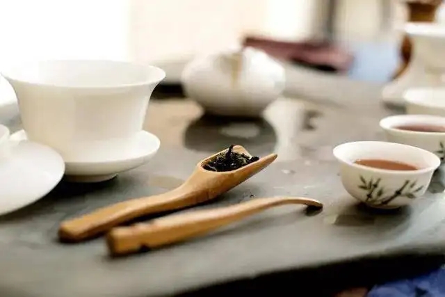 為什么有時喝茶嗓子會發(fā)干？